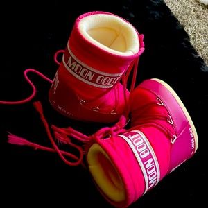 Pink girls kids moon boots, wore twice.  Size 7 Us